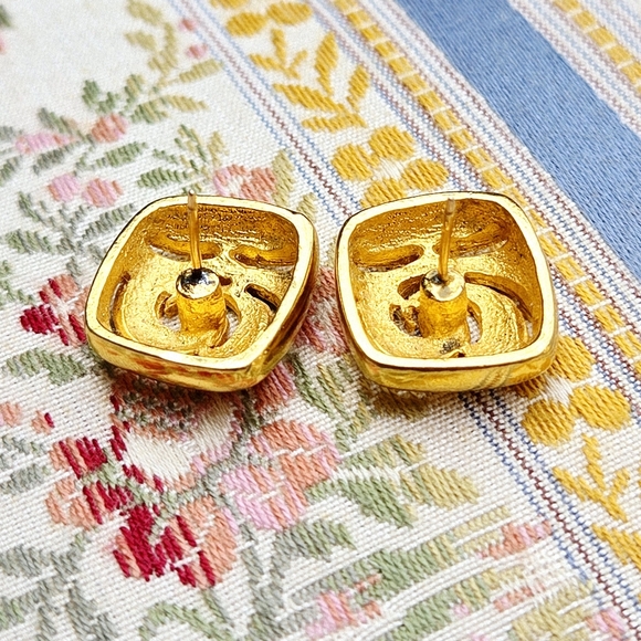 Vintage Beach Wave Gold Square Post Earrings 1/2" Pierre Cardin? Swirl - Picture 7 of 8